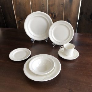 Royal Doulton China Dishware Setting-image